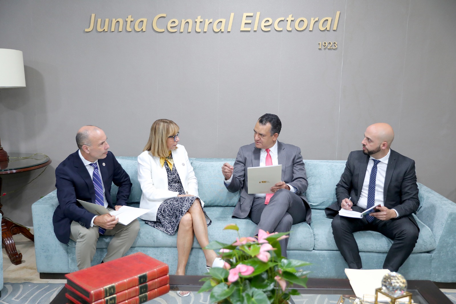 Presidente JCE se reúne con comisión de la OEA - Orientacion Semanal